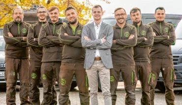 Ein starkes Team: Die Fachkräfte von GARTEN SCHMALZRIED mit Inhaber
Steffen Schmalzried (Bildmitte) erfüllen Gartenträume von Hausbesitzern
und auch öffentliche Aufträge.