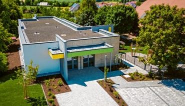 Der Außenbereich am Neubau der Kinderkrippe im Möttinger Ortsteil
Appetshofen/Lierheim wurde von GARTEN SCHMALZRIED kreativ und
professionell gestaltet.